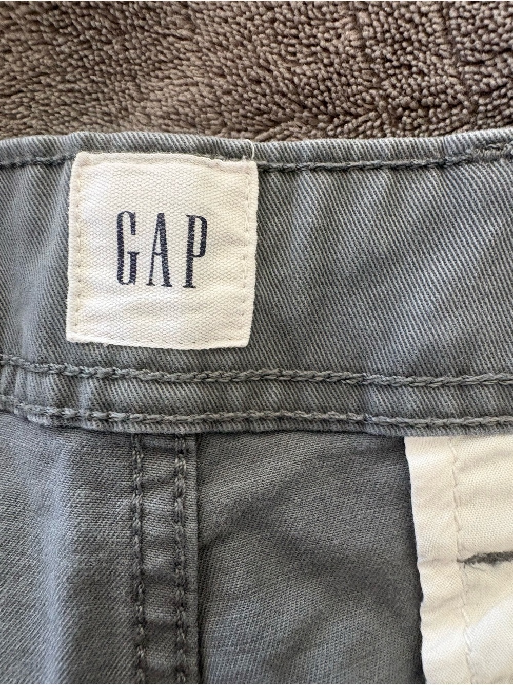 GAP Men's Light Gray Cargo Shorts - Utility Pockets - Picture 3 of 4